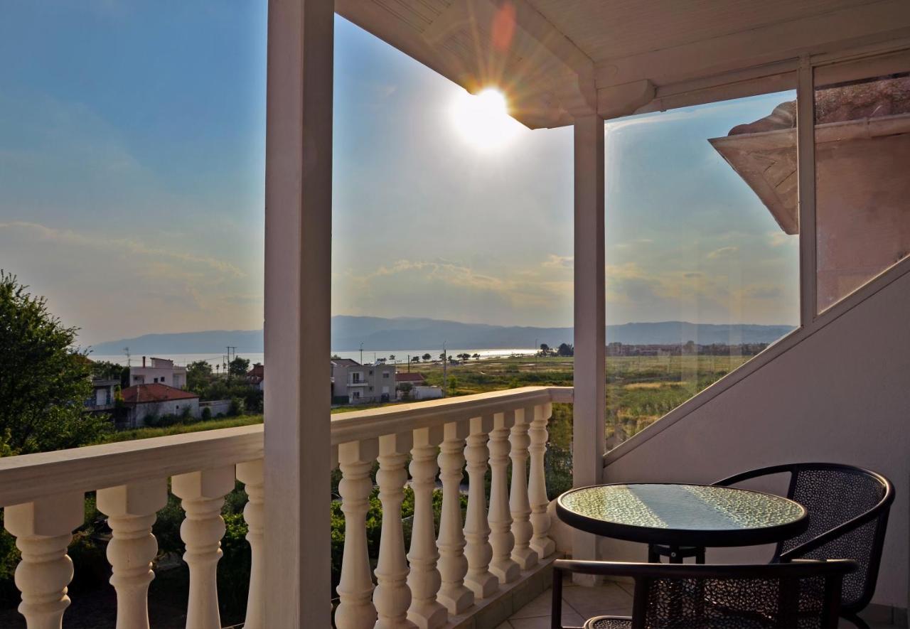 Joya Ofrynio Stylish Suites Ofrínion Esterno foto